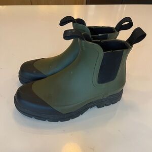 Army green and black everlane rain boots